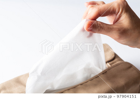 ティッシュを取る女性の手元 97904151