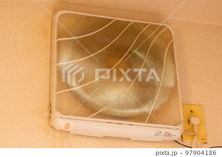 汚れた換気扇 汚れた換気扇 97904186