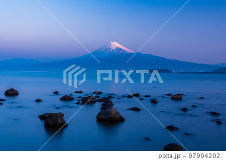 《静岡県》駿河湾越しに富士山 《静岡県》駿河湾越しに富士山 97904202