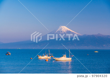 《静岡県》駿河湾に浮かぶ小型船と富士山 《静岡県》駿河湾に浮かぶ小型船と富士山 97904320