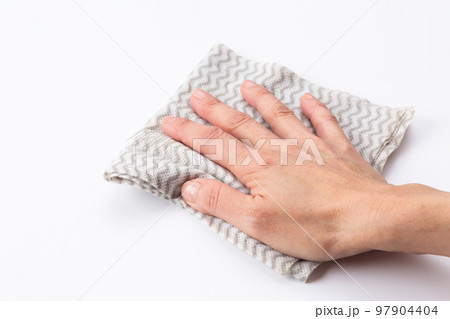 キッチンクロス（使い捨てふきん）で拭く女性の手元 97904404