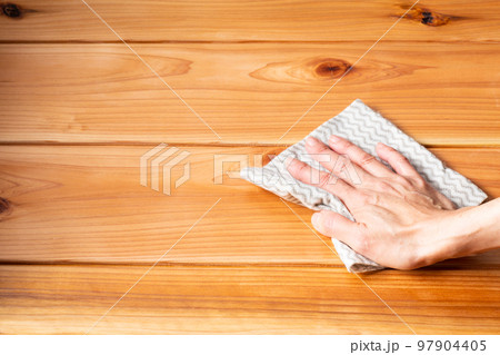 キッチンクロス（使い捨てふきん）で拭く女性の手元 97904405