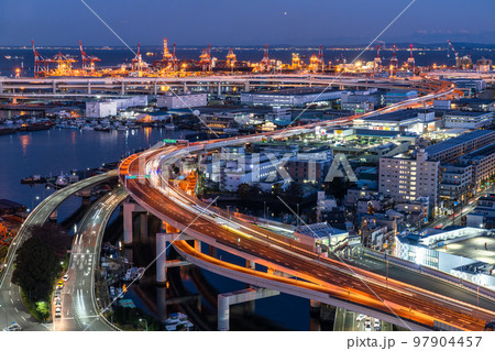 《神奈川県》横浜ベイエリア・横浜港と高速道路の夜景 《神奈川県》横浜ベイエリア・横浜港と高速道路の夜景 97904457