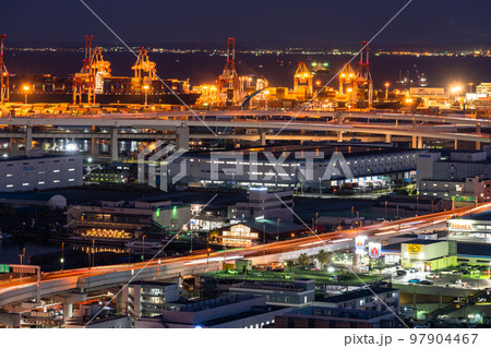 《神奈川県》横浜ベイエリア・横浜港と高速道路の夜景 《神奈川県》横浜ベイエリア・横浜港と高速道路の夜景 97904467