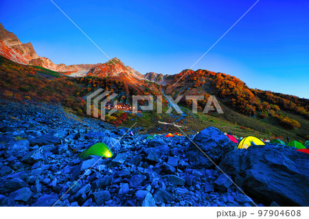 夜明けの涸沢カールから眺めた紅葉の北穂高岳 97904608