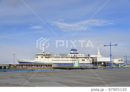 冬の北海道函館市函館港で旧青函連絡船摩周丸の風景を撮影 冬の北海道函館市函館港で旧青函連絡船摩周丸の風景を撮影 97905130