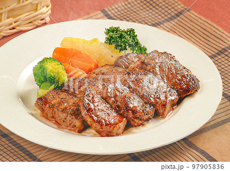 厚みのあるステーキ肉料理イメージ 97905836