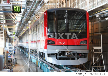 車両基地に停車する東武鉄道70000系（71701F編成） 97906154