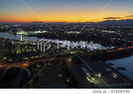 ポートビル展望台から眺める夕暮れに染まる四日市 97906590