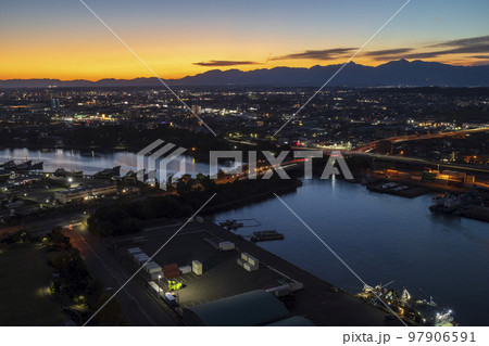 ポートビル展望台から眺める夕暮れに染まる四日市 ポートビル展望台から眺める夕暮れに染まる四日市 97906591