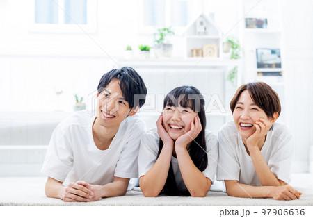 家族　ファミリー　うつ伏せ　 97906636