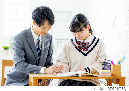 塾で勉強をする女の子と先生 97906728