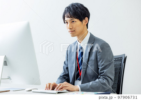 ビジネスマン　オフィス　パソコン 97906731