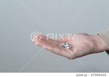 サイコロを振る サイコロを振る 97906928