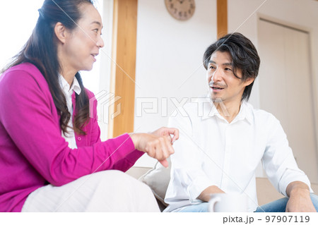 リビングで会話をする男女 97907119