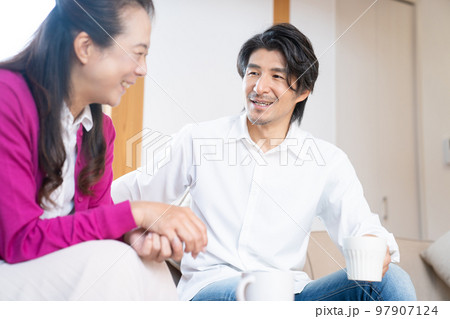 リビングで会話をする男女 97907124