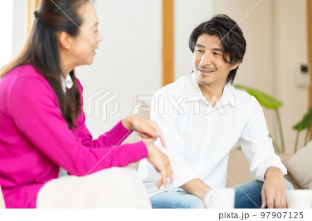 リビングで会話をする男女 97907125