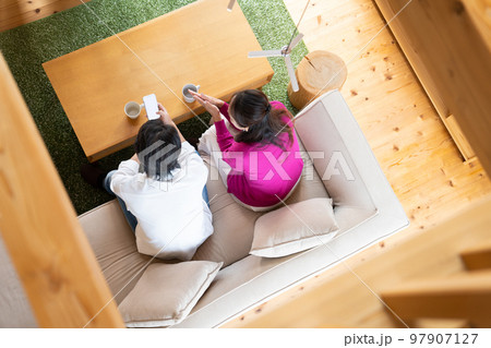 リビングで会話をする男女 97907127