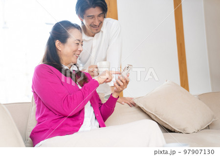 リビングで会話をする男女 97907130