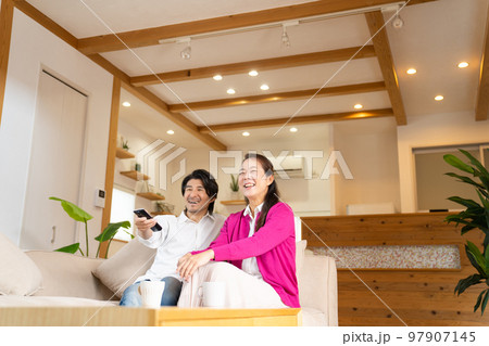 テレビを見る男女 97907145