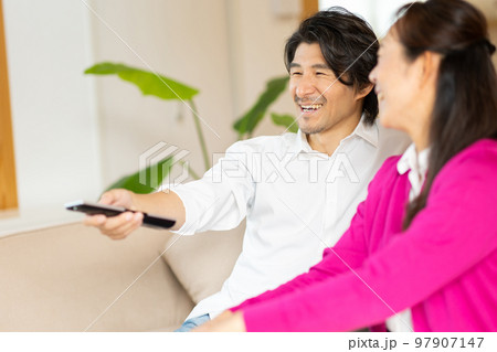 テレビを見る男女 97907147