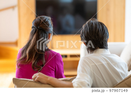 テレビを見る男女 97907149
