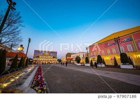 冬休みのスペイン村_夕暮れ時 97907186