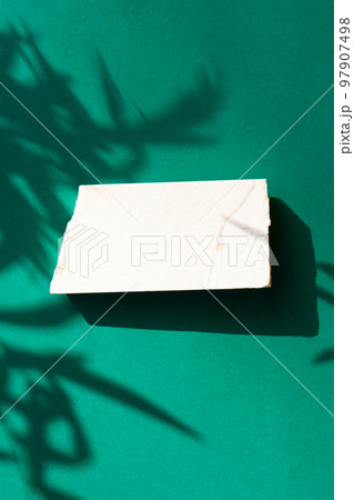 Minimal product display 97907498