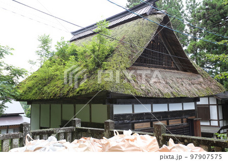三本の大杉が御神木の戸隠神社の中社 三本の大杉が御神木の戸隠神社の中社 97907575