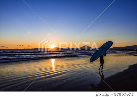 夕陽の海と富士山 97907973