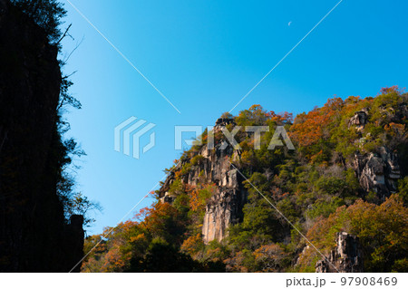 豪渓 紅葉の天柱山と青空と月2 岡山県総社市の写真素材 [97908469] - PIXTA