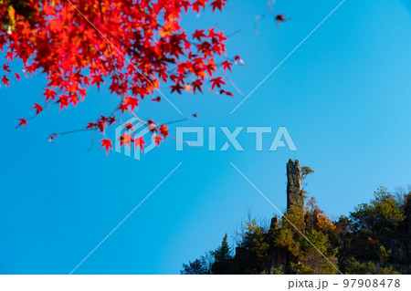 豪渓 　紅葉と剣峰と青空2　岡山県総社市 97908478