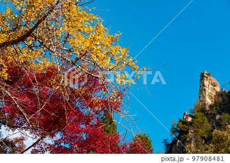 豪渓 　紅葉と剣峰と青空5　岡山県総社市 97908481