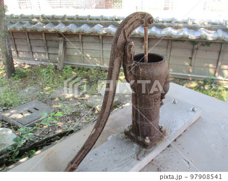 熊本県宇城市の世界遺産、三角西港の歴史ある回漕問屋「旧高田回漕店」の裏庭の古い手押し井戸ポンプ 97908541