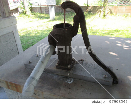 熊本県宇城市の世界遺産、三角西港の歴史ある回漕問屋「旧高田回漕店」の裏庭の古い手押し井戸ポンプ 熊本県宇城市の世界遺産、三角西港の歴史ある回漕問屋「旧高田回漕店」の裏庭の古い手押し井戸ポンプ 97908545