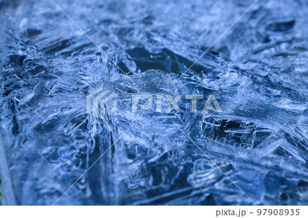 凍り付いた水面の接写画像 97908935