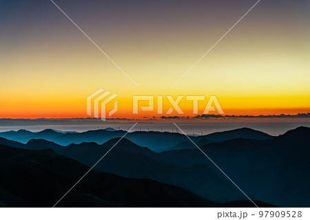 四国カルスト 天狗高原から望む日の出 四国カルスト 天狗高原から望む日の出 97909528