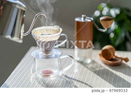 珈琲　コーヒー　ハンドドリップ　HARIO V60　抽出　湯気　白ストライプ 97909532