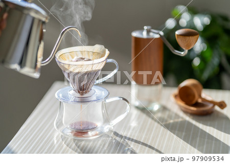 珈琲　コーヒー　ハンドドリップ　HARIO V60　抽出　湯気　白ストライプ 97909534