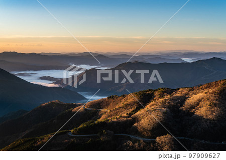四国カルスト　天狗高原から望む雲海 97909627