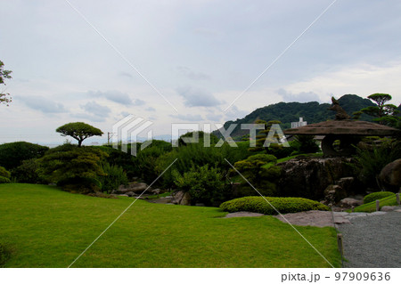 仙厳園　獅子乗大石灯籠　越しに鹿児島市中心部を望む 97909636
