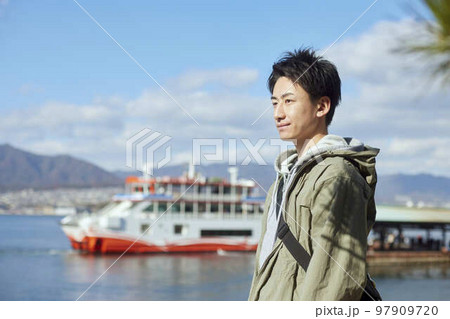 一人旅を楽しむ日本人の男性 97909720