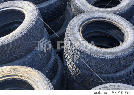 A bunch of old used worn out tires 97910056