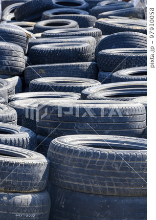 A bunch of old used worn out tires 97910058
