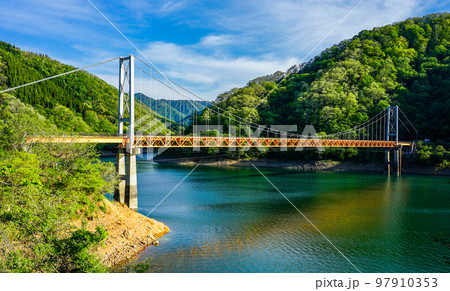 九頭竜湖に架かる夢のかけはしこと箱ヶ瀬橋(福井県大野市) 九頭竜湖に架かる夢のかけはしこと箱ヶ瀬橋(福井県大野市) 97910353