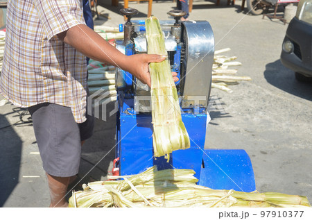 Small machines for crushing and extracting juice from sugarcane. market Thailand 97910377
