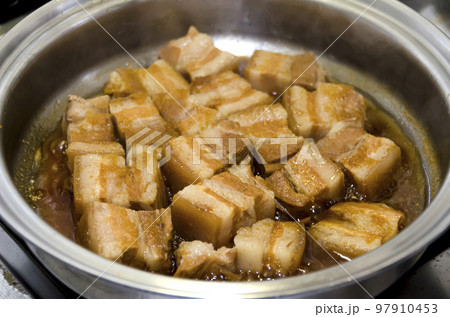 ラフテー(豚の角煮)調理中 ラフテー(豚の角煮)調理中 97910453