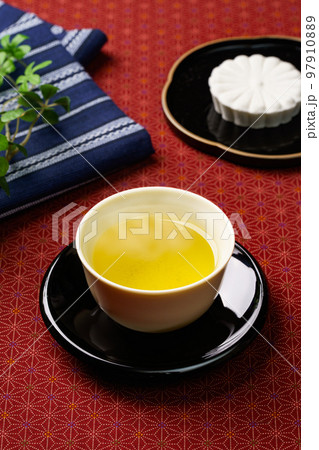 温かいお茶と干菓子 温かいお茶と干菓子 97910889