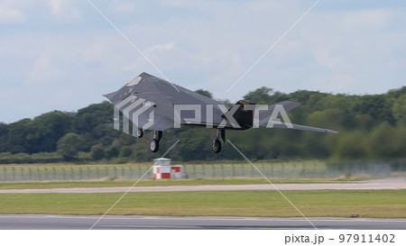 アメリカ空軍F-117ナイトホーク離陸 97911402