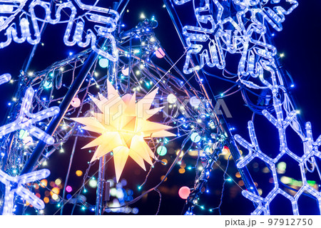 イルミネーションのオーナメント 97912750